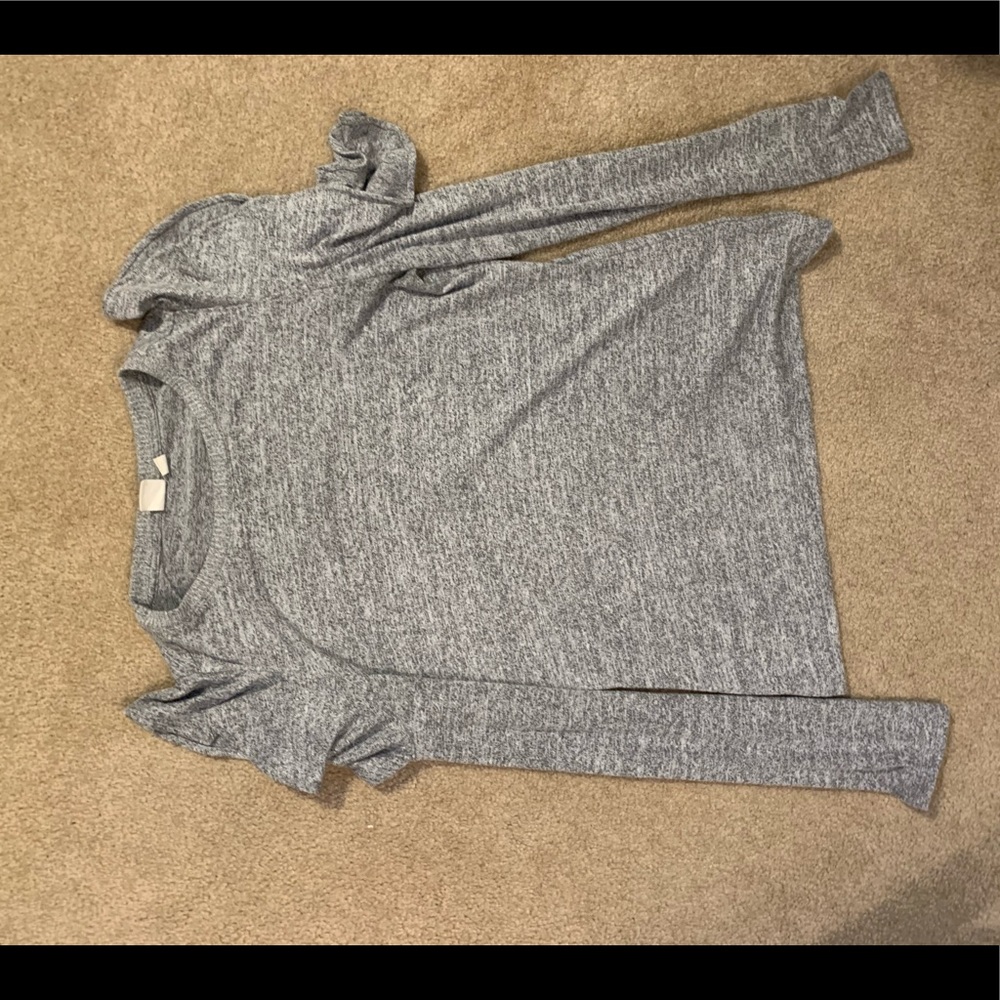 XS Gap Cold “flutter” shoulder long sleeve shirt